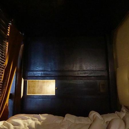 Bed And Butler Hostel Bangkok Bagian luar foto