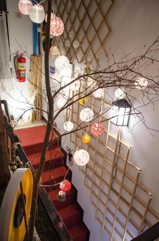 Bed And Butler Hostel Bangkok Bagian luar foto