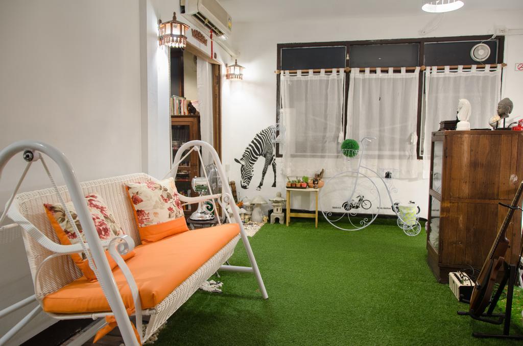 Bed And Butler Hostel Bangkok Bagian luar foto