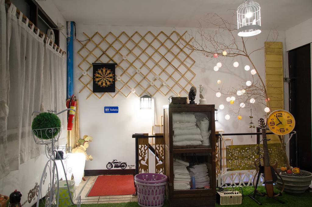 Bed And Butler Hostel Bangkok Bagian luar foto