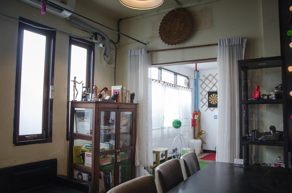 Bed And Butler Hostel Bangkok Bagian luar foto