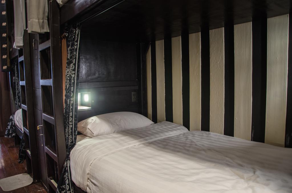 Bed And Butler Hostel Bangkok Bagian luar foto