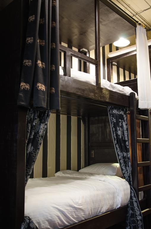 Bed And Butler Hostel Bangkok Bagian luar foto