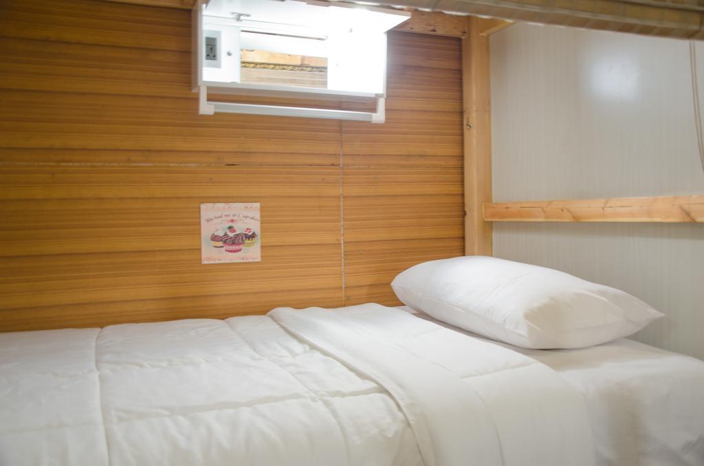 Bed And Butler Hostel Bangkok Bagian luar foto