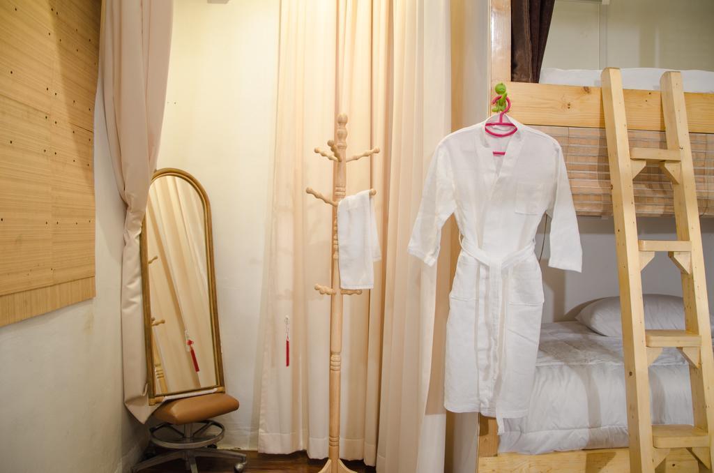 Bed And Butler Hostel Bangkok Bagian luar foto