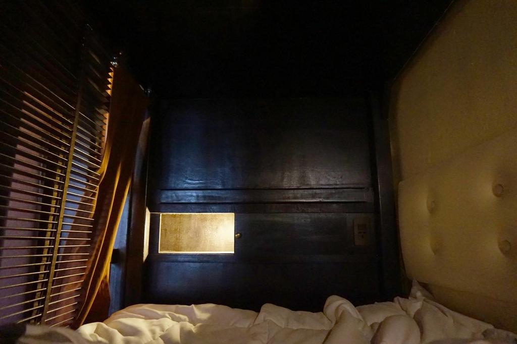 Bed And Butler Hostel Bangkok Bagian luar foto