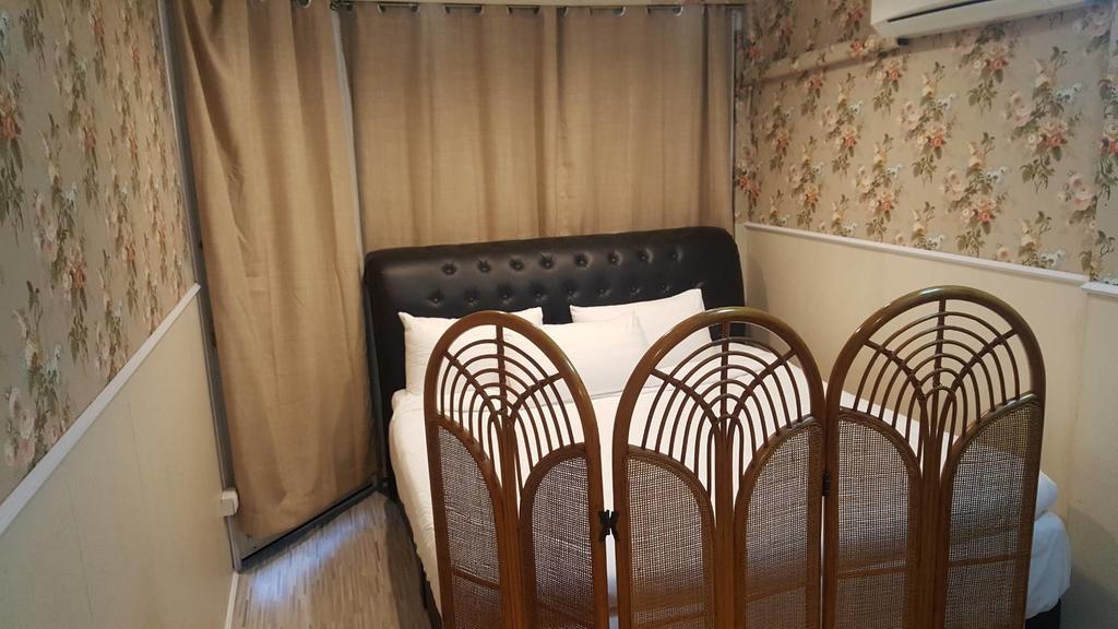 Bed And Butler Hostel Bangkok Bagian luar foto