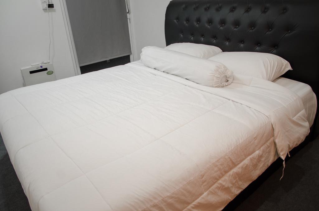 Bed And Butler Hostel Bangkok Bagian luar foto