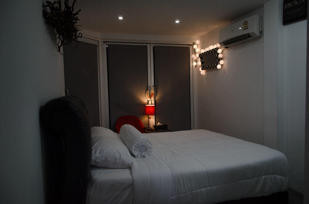 Bed And Butler Hostel Bangkok Bagian luar foto
