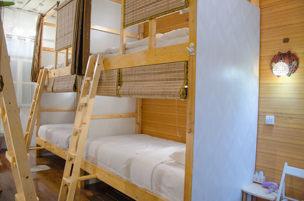 Bed And Butler Hostel Bangkok Bagian luar foto