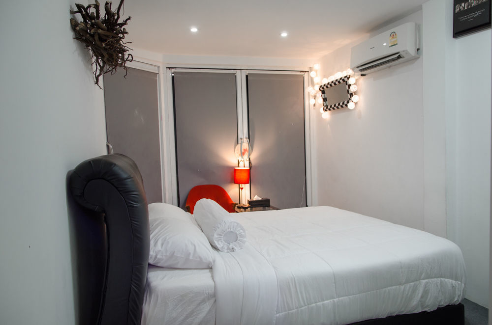Bed And Butler Hostel Bangkok Bagian luar foto