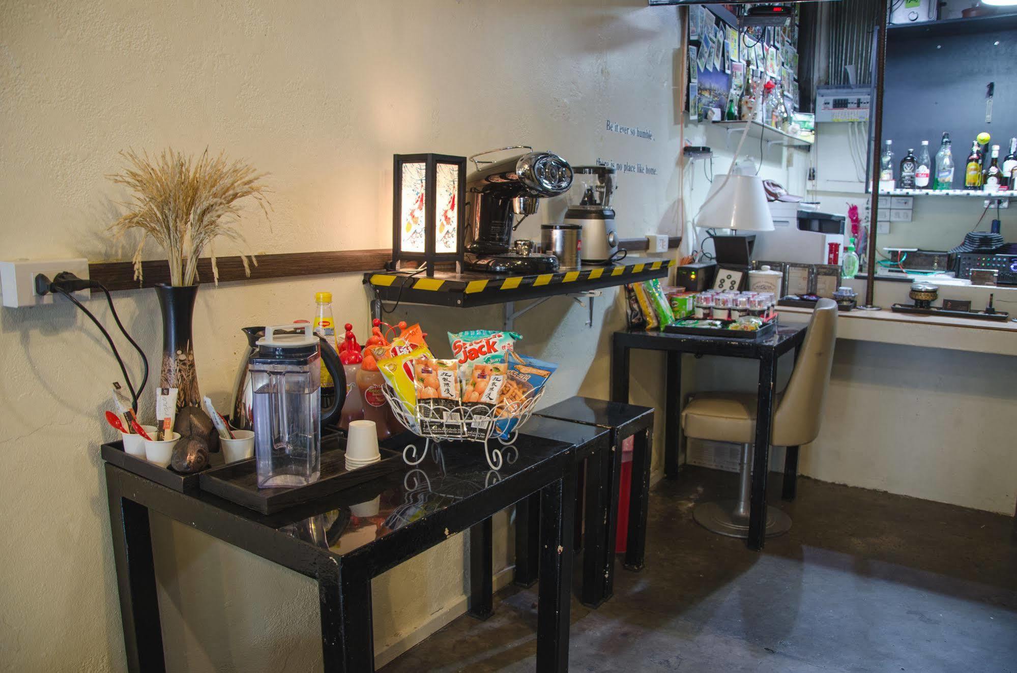 Bed And Butler Hostel Bangkok Bagian luar foto