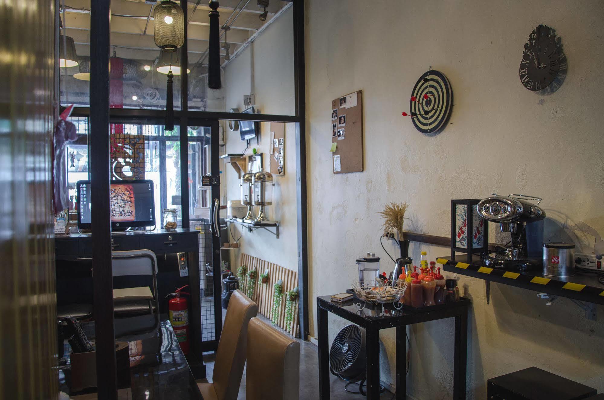 Bed And Butler Hostel Bangkok Bagian luar foto