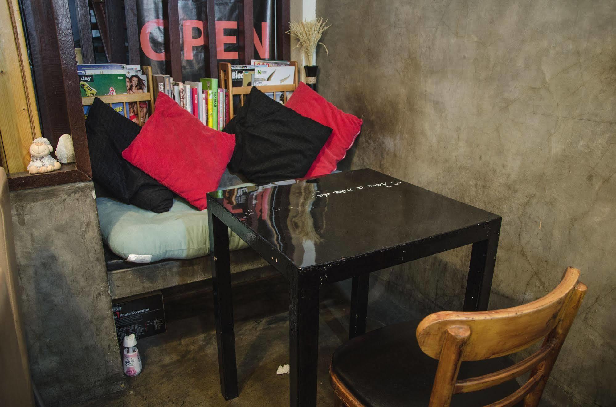 Bed And Butler Hostel Bangkok Bagian luar foto