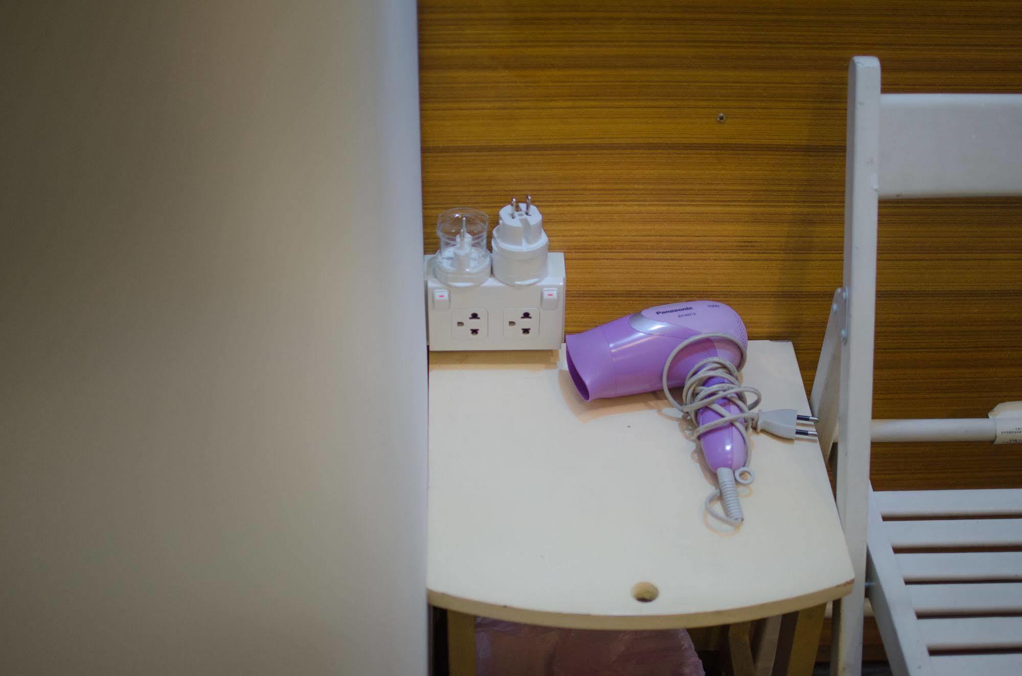 Bed And Butler Hostel Bangkok Bagian luar foto
