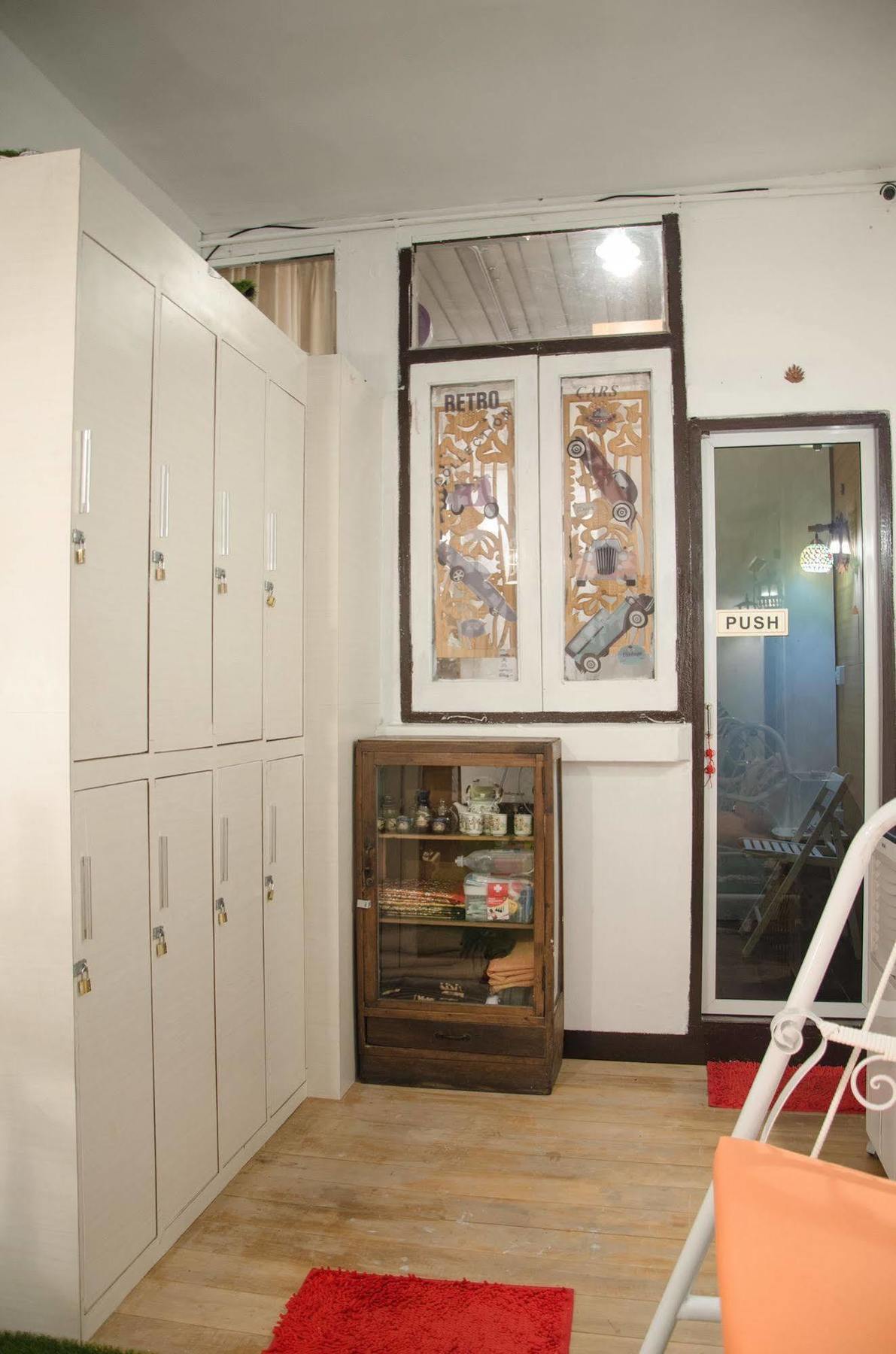 Bed And Butler Hostel Bangkok Bagian luar foto