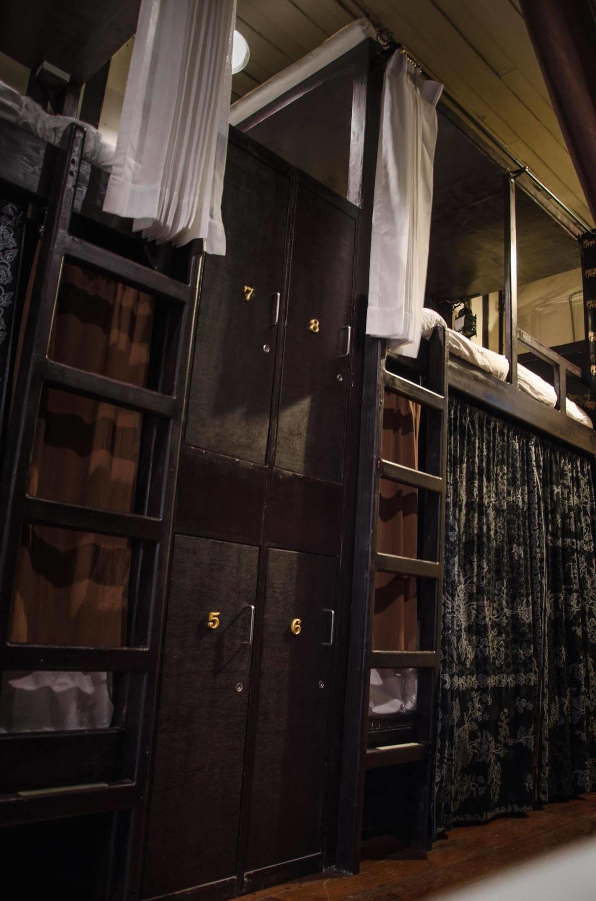 Bed And Butler Hostel Bangkok Bagian luar foto