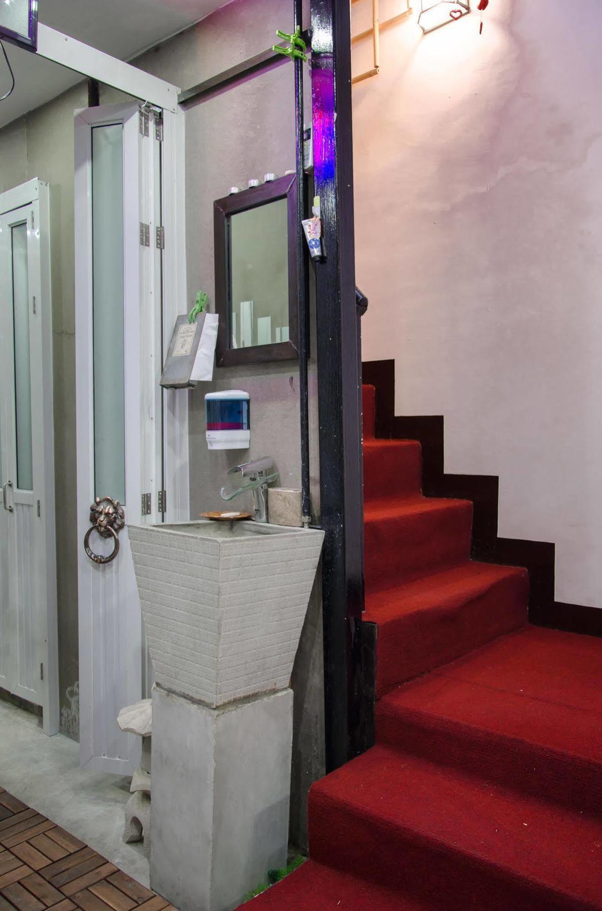 Bed And Butler Hostel Bangkok Bagian luar foto