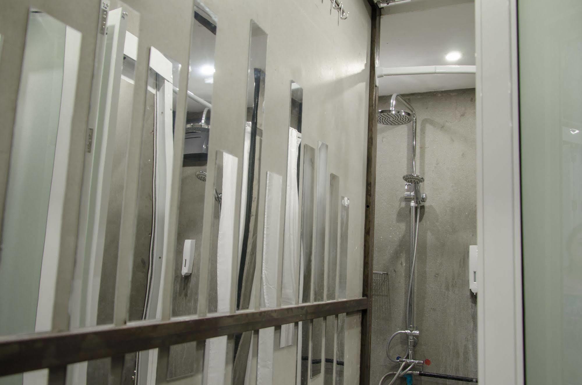 Bed And Butler Hostel Bangkok Bagian luar foto