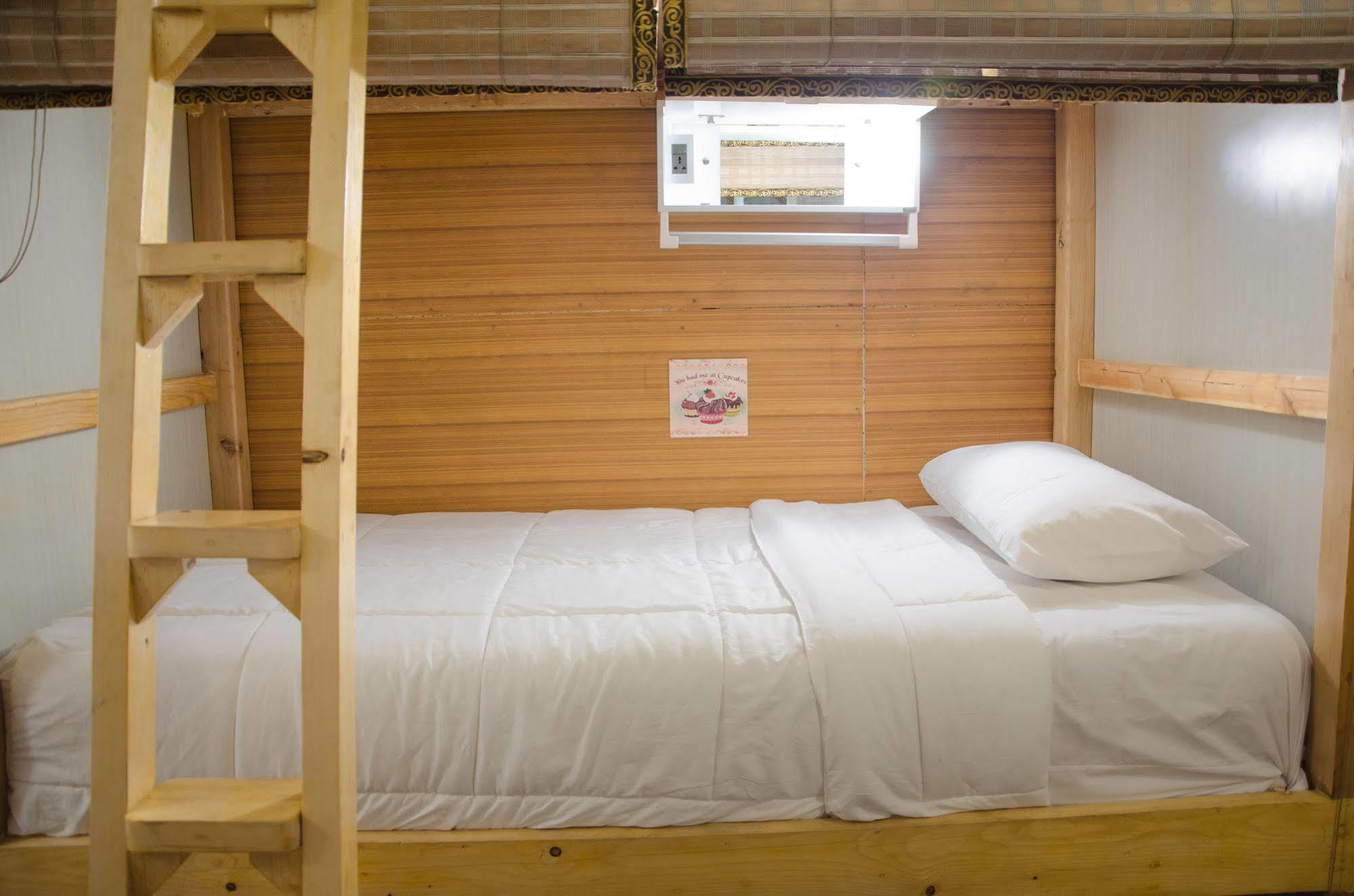 Bed And Butler Hostel Bangkok Bagian luar foto