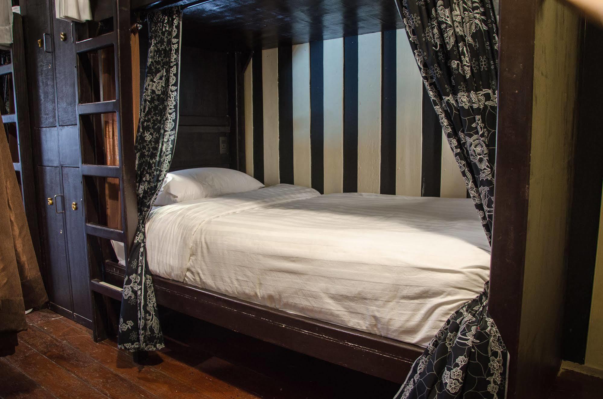 Bed And Butler Hostel Bangkok Bagian luar foto