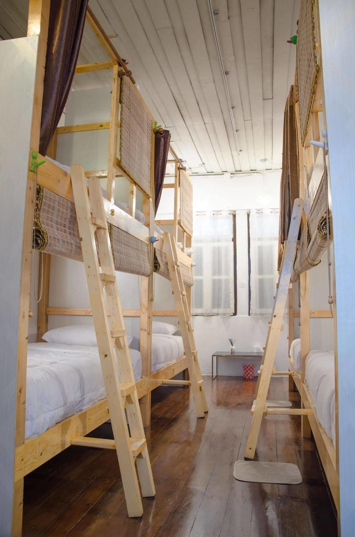 Bed And Butler Hostel Bangkok Bagian luar foto